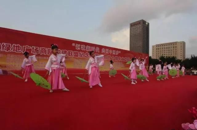 平凉泓源公司党委和兴北路社区绿地广场商圈党建联盟合作举办“讴歌新时代 共圆中国梦”纪念改革开放四十周年大型群众广场文化活动(图9) 平凉泓源公司党委和兴北路社区绿地广场商圈党建联盟合作举办“讴歌新时代 共圆中国梦”纪念改革开放四十周年大型群众广场文化活动(图9)