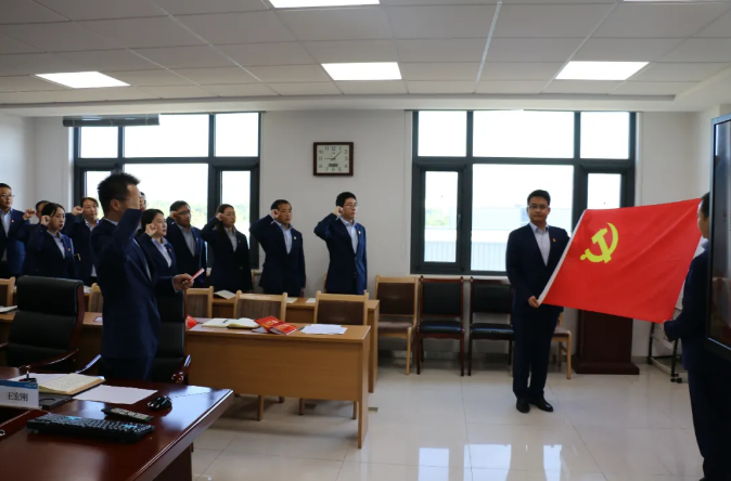 重温誓词忆初心 砥砺前行担使命——泓源公司举办党员集体“政治生日”活动(图2) 重温誓词忆初心 砥砺前行担使命——泓源公司举办党员集体“政治生日”活动(图2)