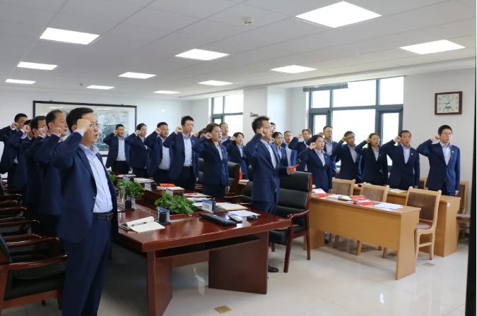 重温誓词忆初心 砥砺前行担使命——泓源公司举办党员集体“政治生日”活动(图3) 重温誓词忆初心 砥砺前行担使命——泓源公司举办党员集体“政治生日”活动(图3)