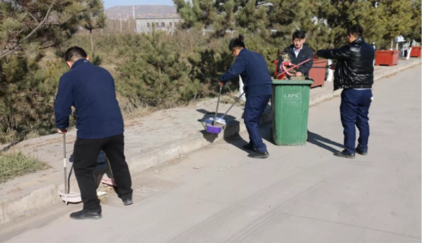 文明创建我先行 ——安博站官网登录入口团委开展环境卫生整治志愿活动(图2)