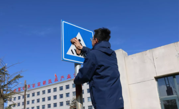 文明创建我先行 ——安博站官网登录入口团委开展环境卫生整治志愿活动(图3)