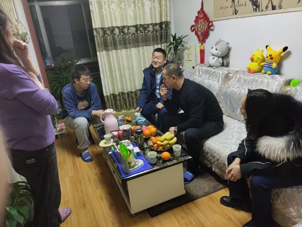 关爱员工冷暖 传递组织温情——安博站官网登录入口组织开展员工家访活动(图2)