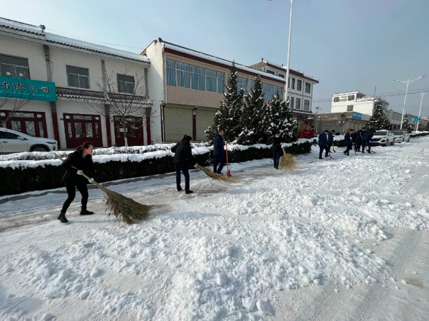 文明创建我先行——安博站官网登录入口深入创城包抓村社开展清扫积雪志愿服务活动(图2)