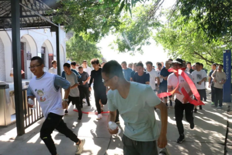 助力文旅市场 展示产投风采——安博站官网登录入口组织开展员工登山比赛活动(图2)