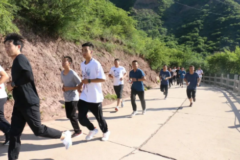 助力文旅市场 展示产投风采——安博站官网登录入口组织开展员工登山比赛活动(图3)