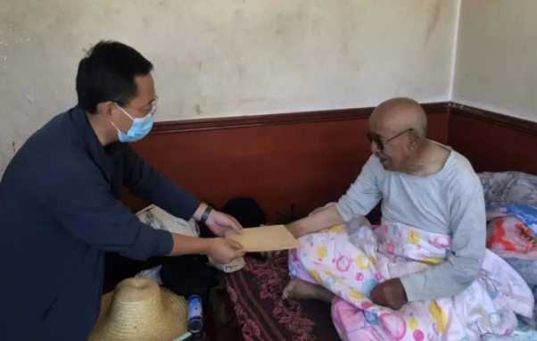 安博站官网登录入口赴帮扶村对接工作并慰问困难党员(图2)